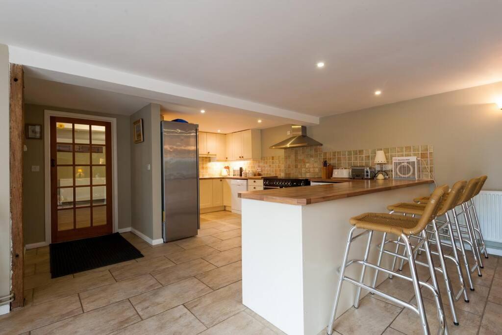 Marshlands House, Sleeps 16 - Country Barn With Hot Tub Villa Woodbridge Exterior photo